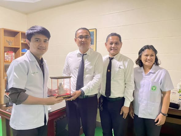 ขอขอบคุณท่านนพ.เกริกอิทธิ  นาจันทร์  ท่านผู้อำนวยการรพ.พ่อท่านคล้ายวาจาสิทธิ์ อำเภอช้างกลาง  แวะมาแสดงความยินดีและเป็นกำลังใจในการปฎิบัติหน้าที่ ณ สำนักงานสาธารณสุขอำเภอลานสกา ขอขอบพระคุณเป็นอย่างยิ่งครับ